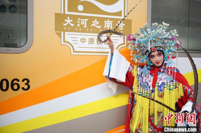 这列“适老版”特色旅游列车试运行不朽情缘首页集文化IP、串联景点