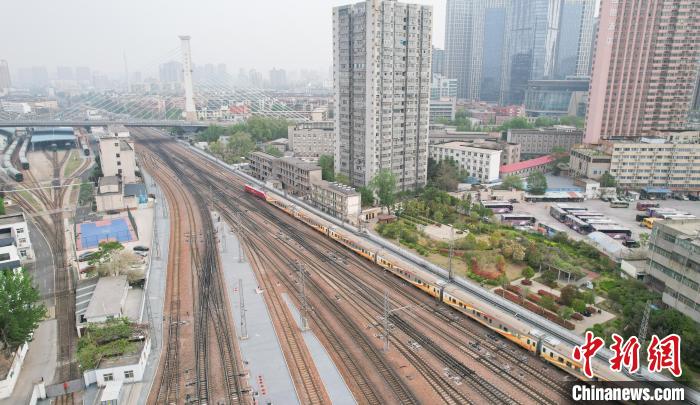 这列“适老版”特色旅游列车试运行不朽情缘首页集文化IP、串联景点(图2)
