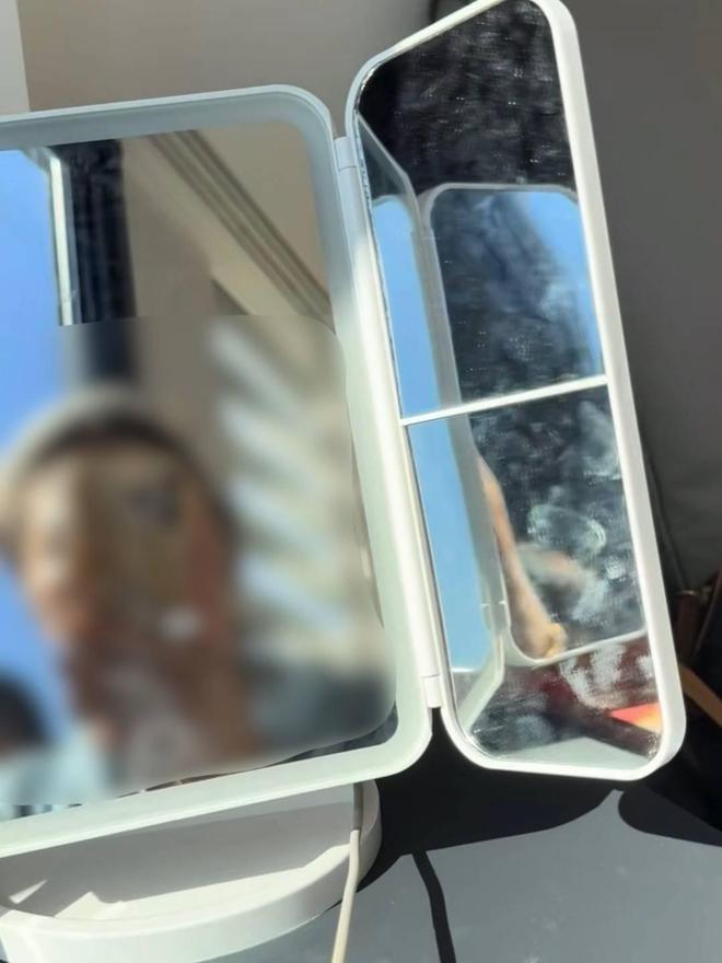 突然烧出洞 竟是镜子惹的祸不朽情缘首页女子窗边化妆包(图1) 突然烧出洞 竟是镜子惹的祸不朽情缘首页女子窗边化妆包(图1)