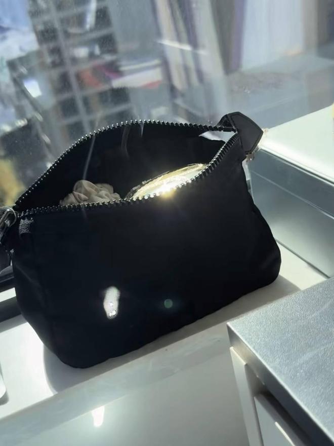 突然烧出洞 竟是镜子惹的祸不朽情缘首页女子窗边化妆包(图2) 突然烧出洞 竟是镜子惹的祸不朽情缘首页女子窗边化妆包(图2)